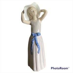 Vintage Lladro Coy Girl with Hat 10" Figurine Glossy Finish Daisa 1978
